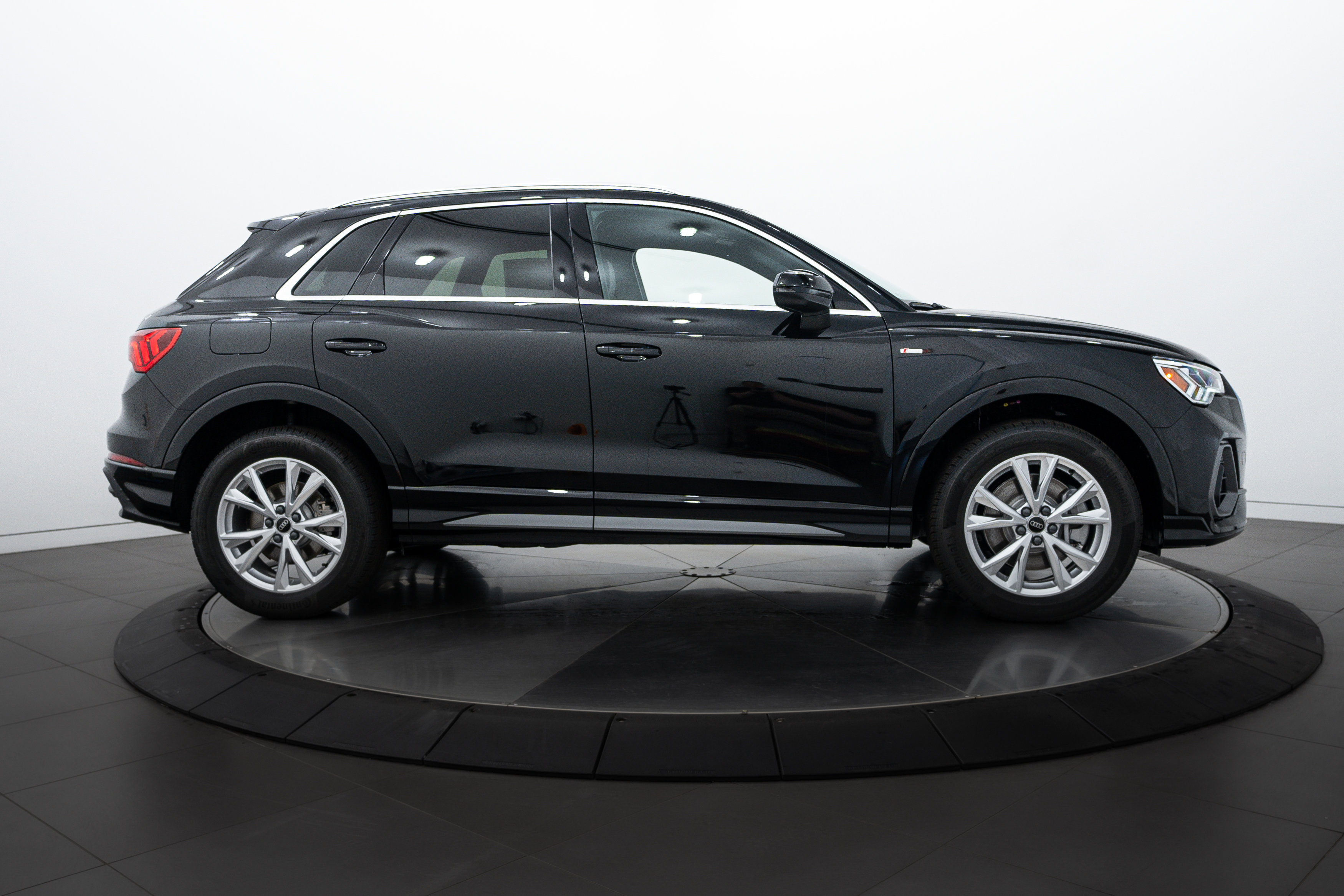 2025 Audi Q3 S line Premium Plus photo 2