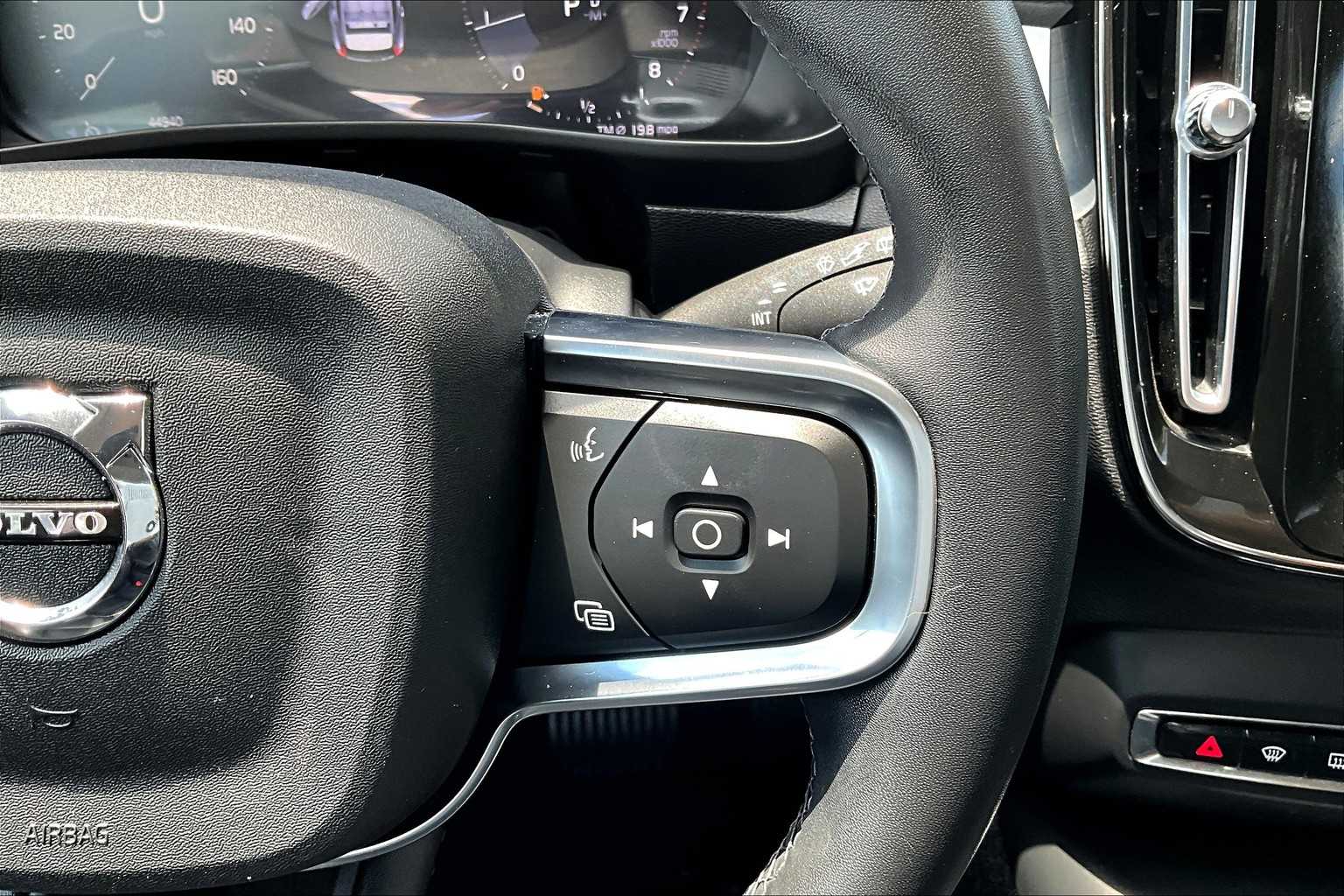 2022 Volvo XC40 Momentum photo 22
