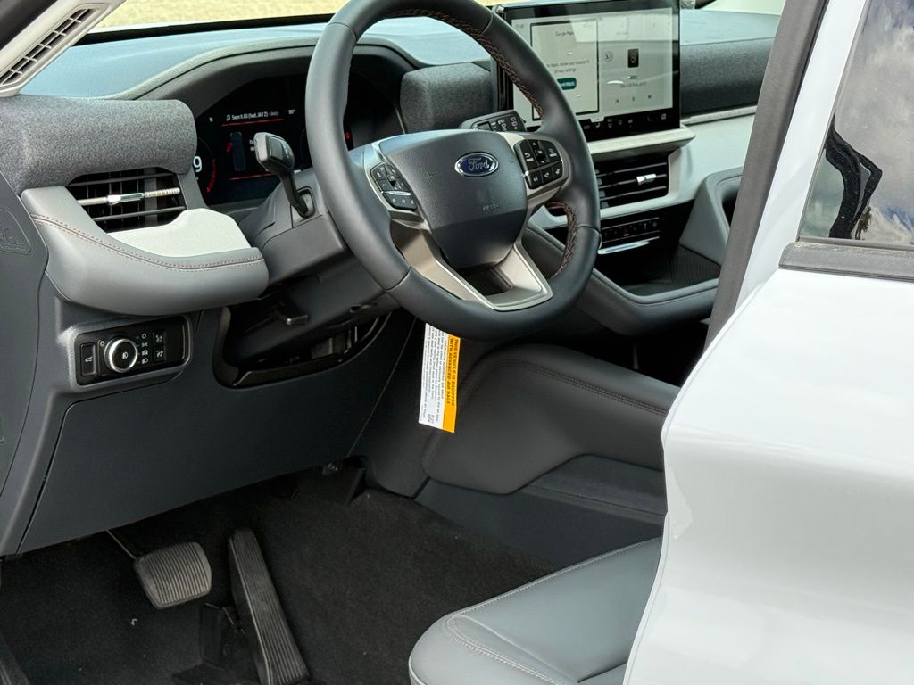 2025 Ford Explorer photo 7