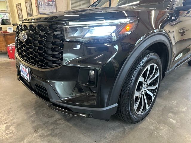 2025 Ford Explorer ST-Line photo 8