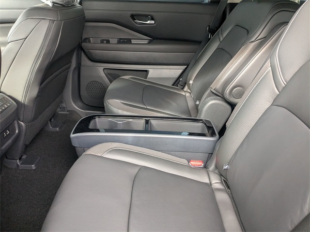 2025 Nissan Pathfinder SL photo 17