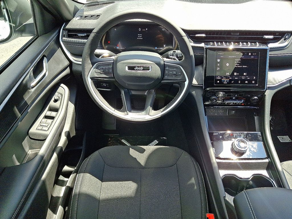 2025 Jeep Grand Cherokee Laredo X photo 11
