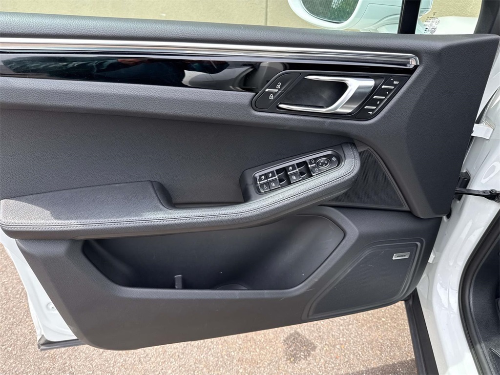 2024 Porsche Macan T photo 21