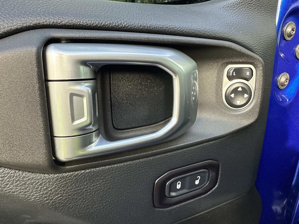 2018 Jeep Wrangler Unlimited Sahara photo 17