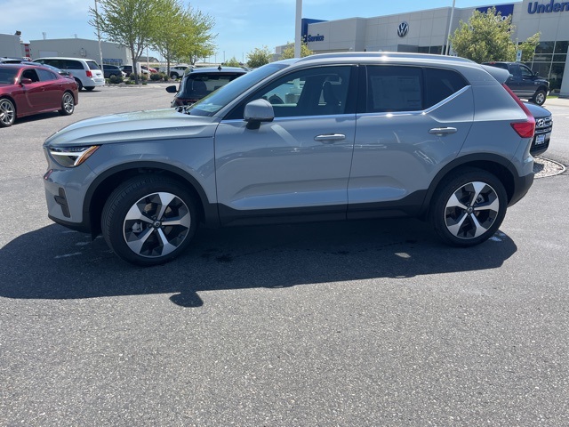 2025 Volvo XC40