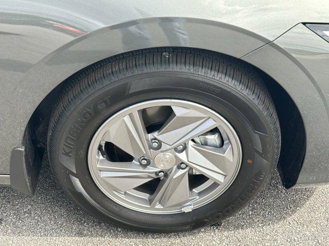 2025 Hyundai Elantra SE photo 12