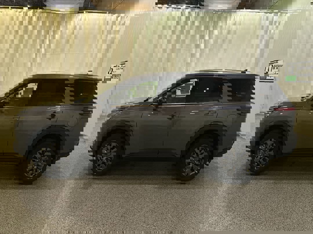 2025 Nissan Pathfinder S photo 2