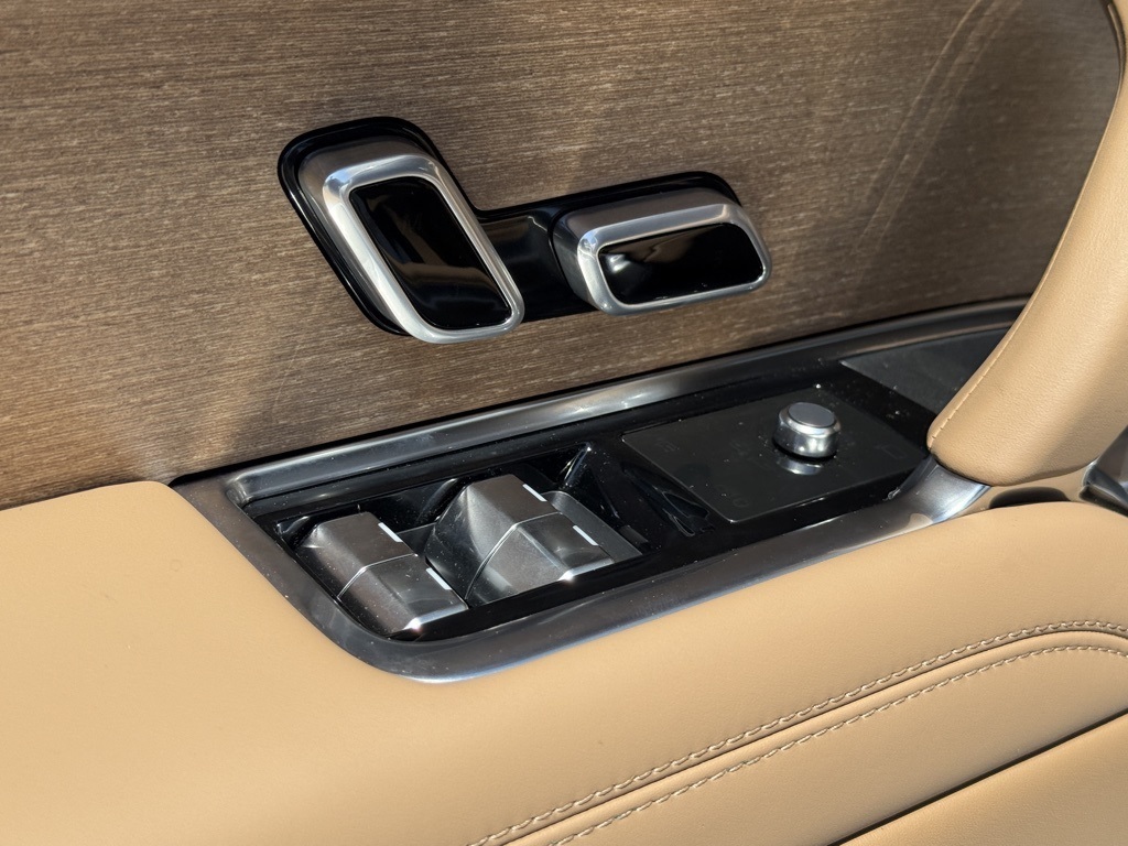 2025 Land Rover Range Rover SV photo 9