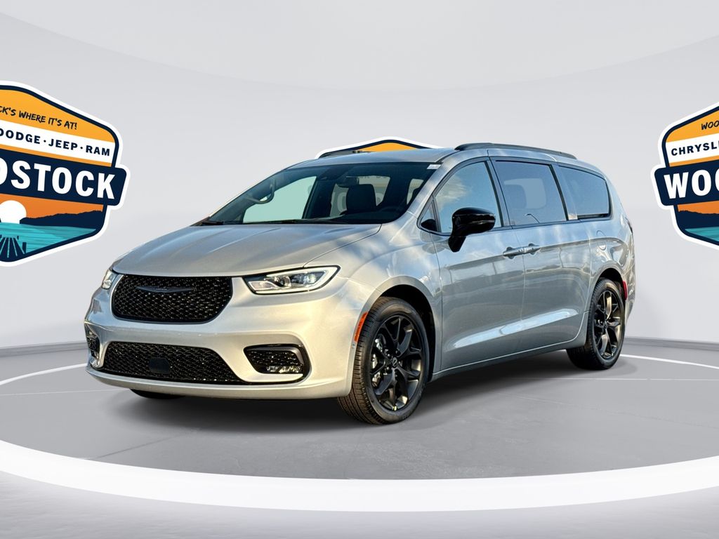 2026 Chrysler Pacifica Select's photo