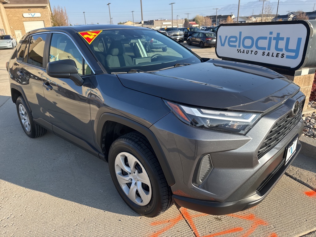 2024 Toyota RAV4 LE's photo