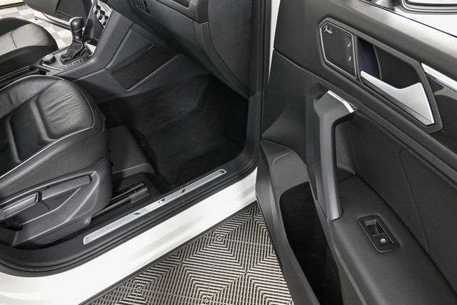 2019 Volkswagen Tiguan SEL Premium R-Line photo 24