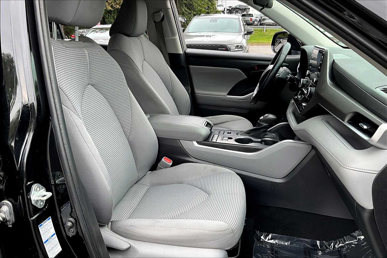 2022 Toyota Highlander LE photo 8