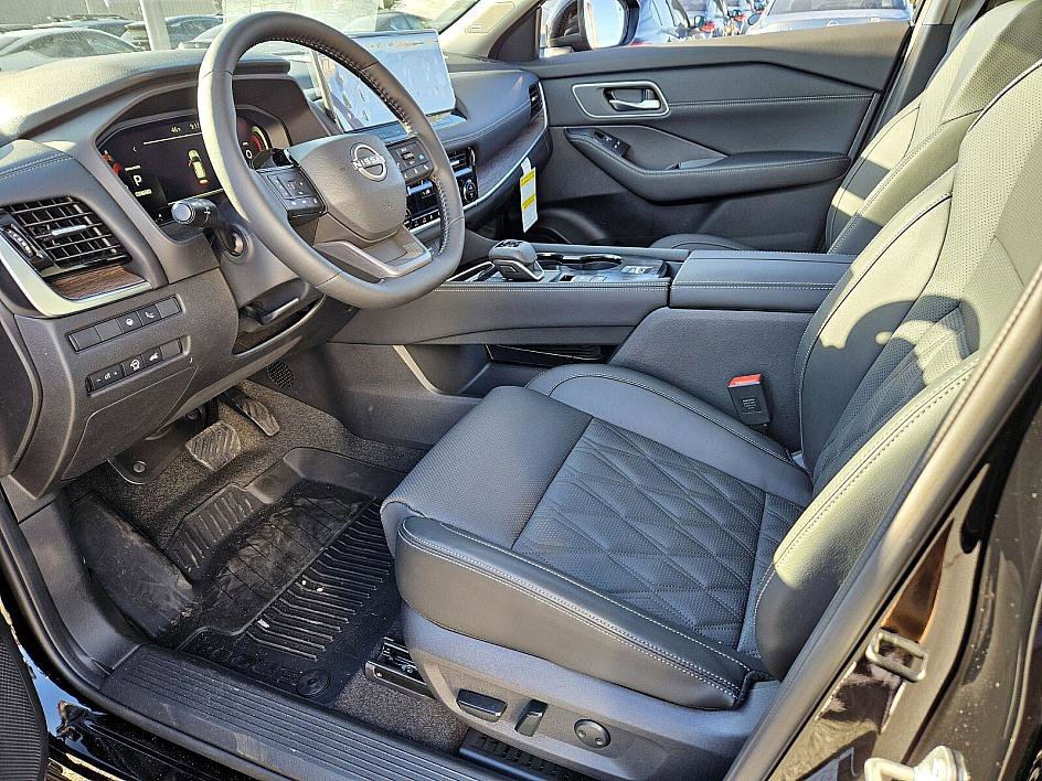 2025 Nissan Rogue Platinum photo 7