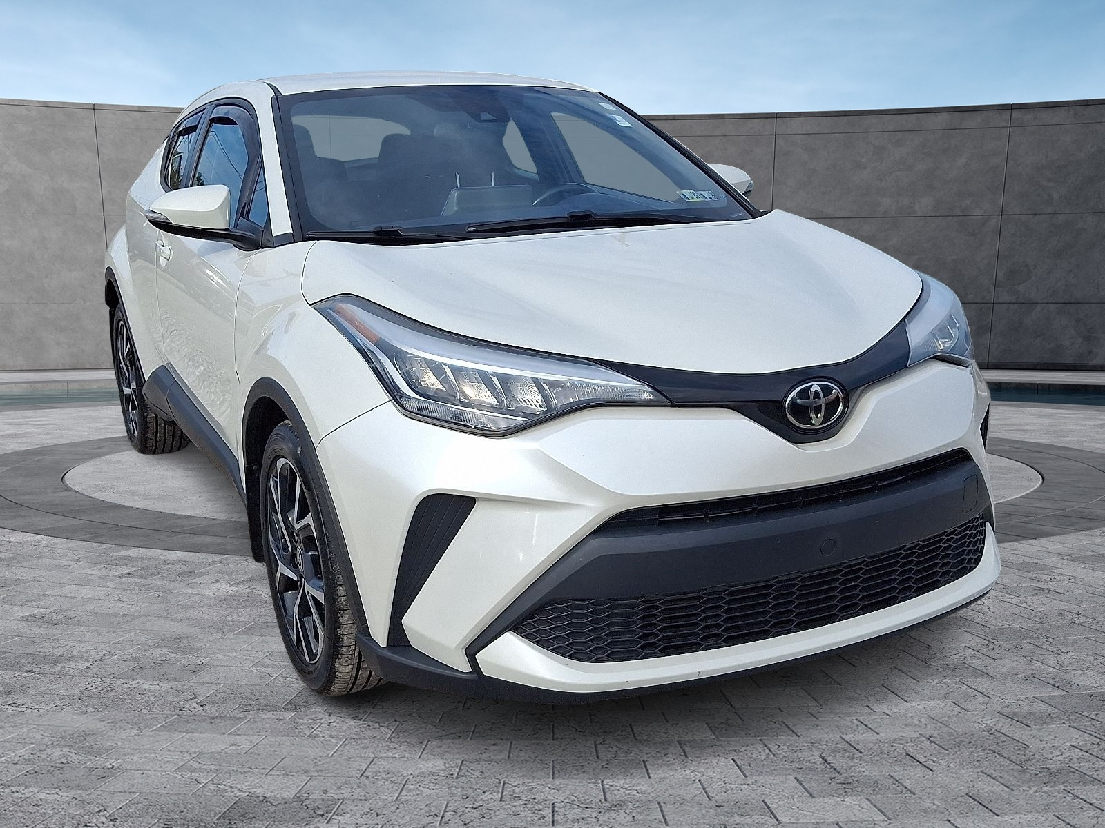 2020 Toyota C-HR XLE photo 2