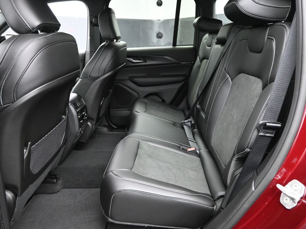 2025 Jeep Grand Cherokee Altitude photo 8