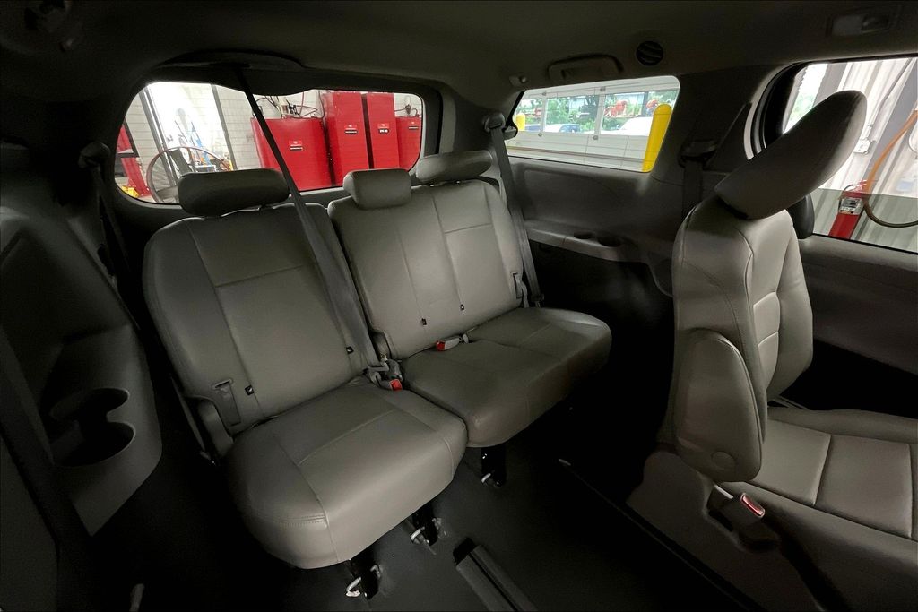 2020 Toyota Sienna L photo 27