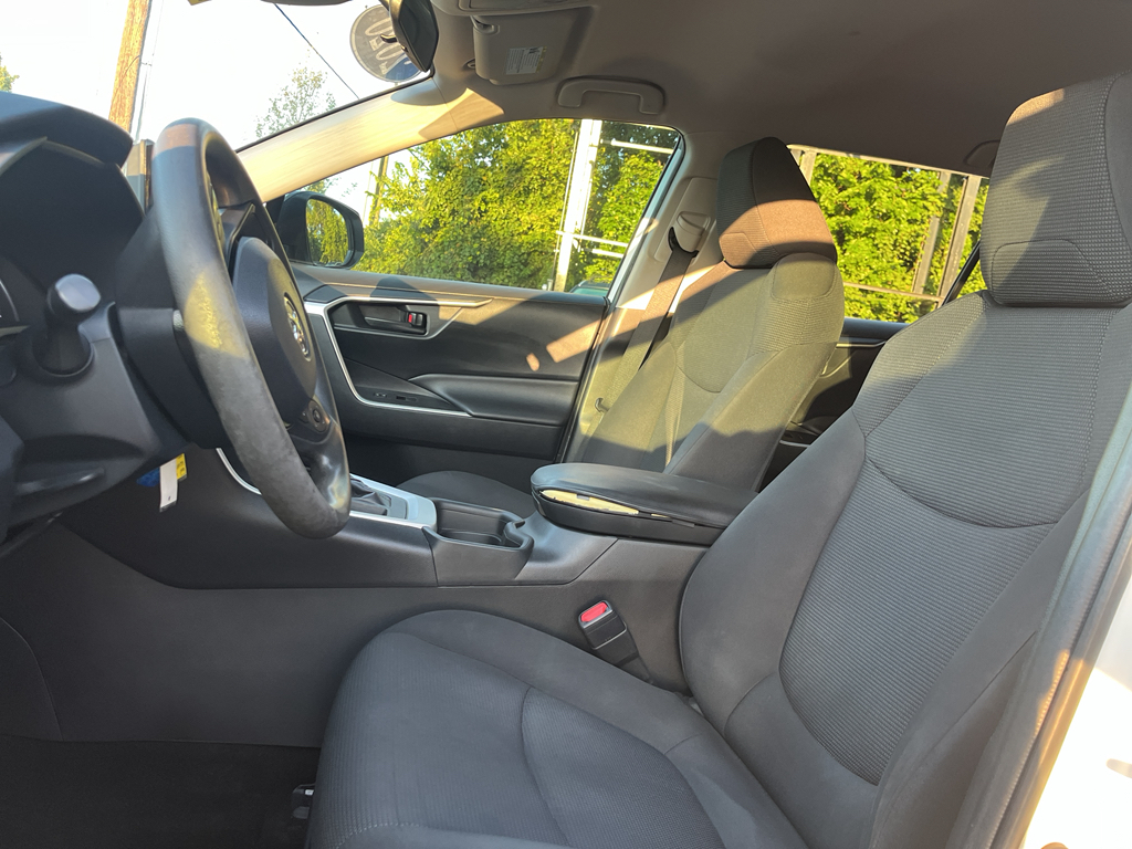 2020 Toyota RAV4 LE photo 3