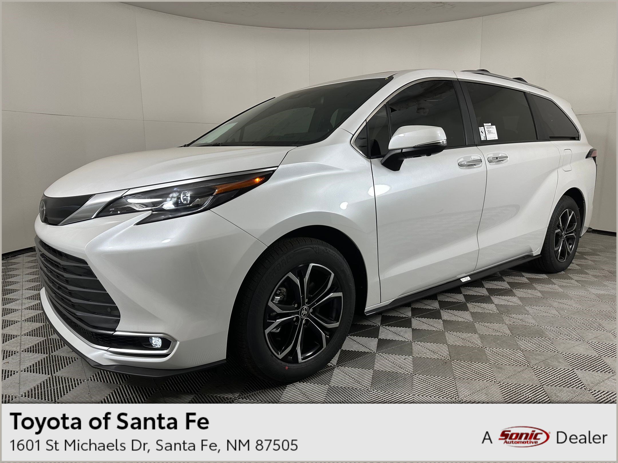 2026 Toyota Sienna Platinum's photo