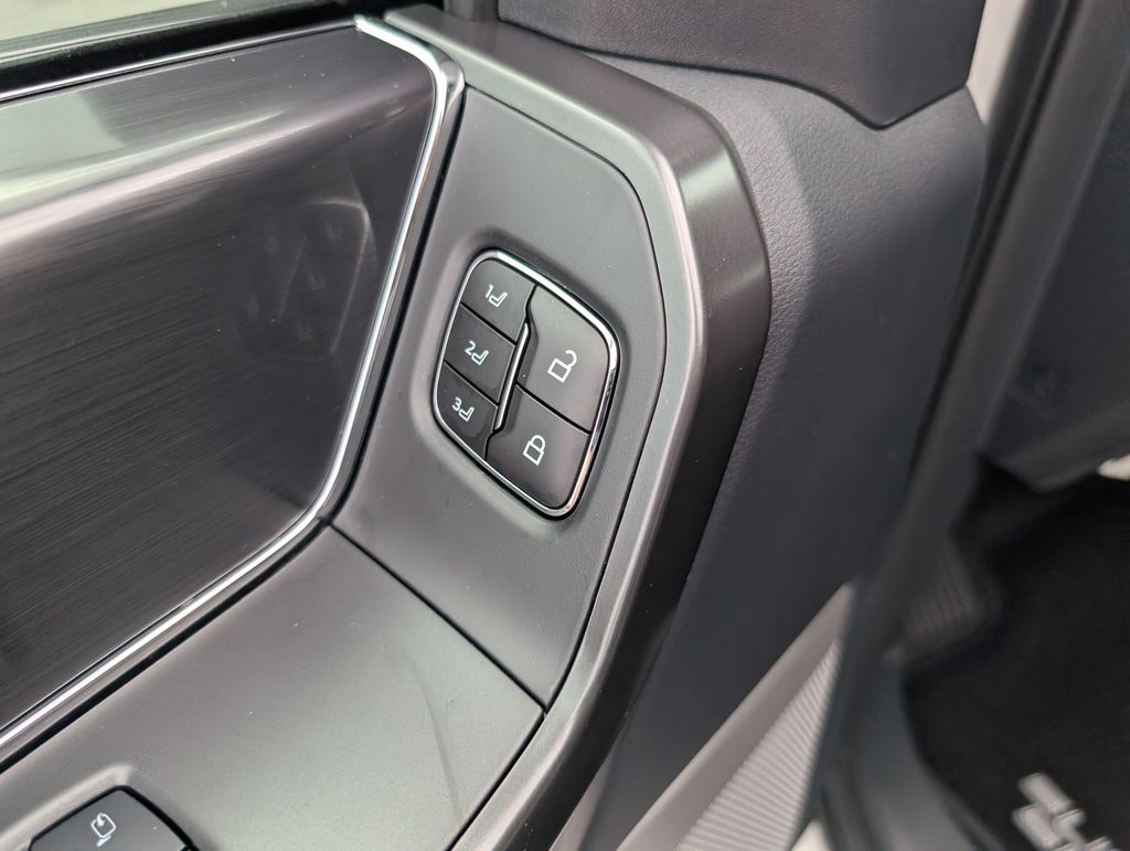 2025 Ford F-150 Lariat photo 12