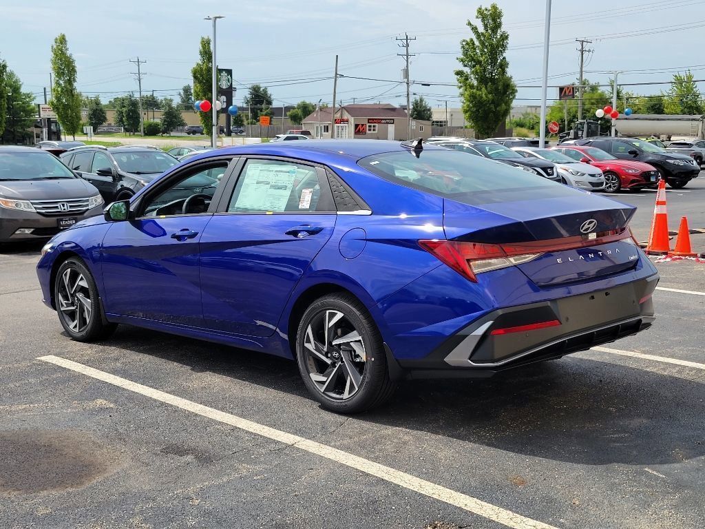 2024 Hyundai Elantra Limited photo 5