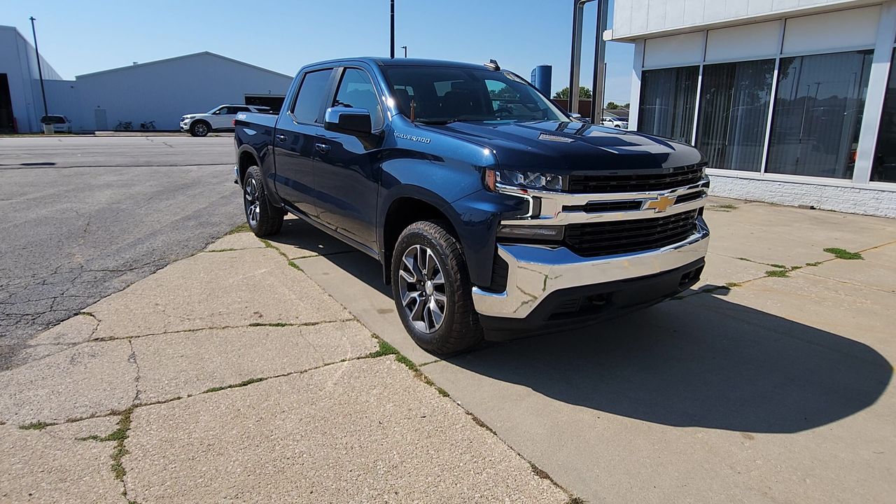 2022 Chevrolet Silverado 1500 LT photo 2