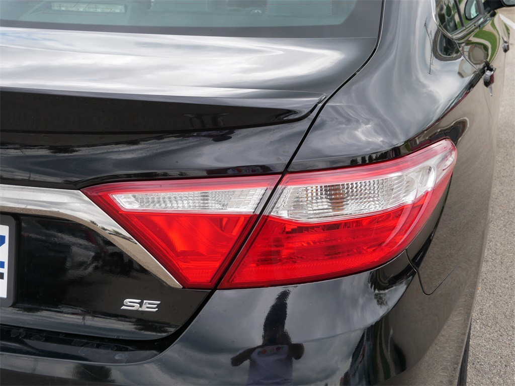 2016 Toyota Camry SE photo 11