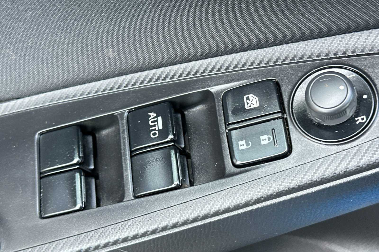 2020 Toyota Yaris LE photo 11