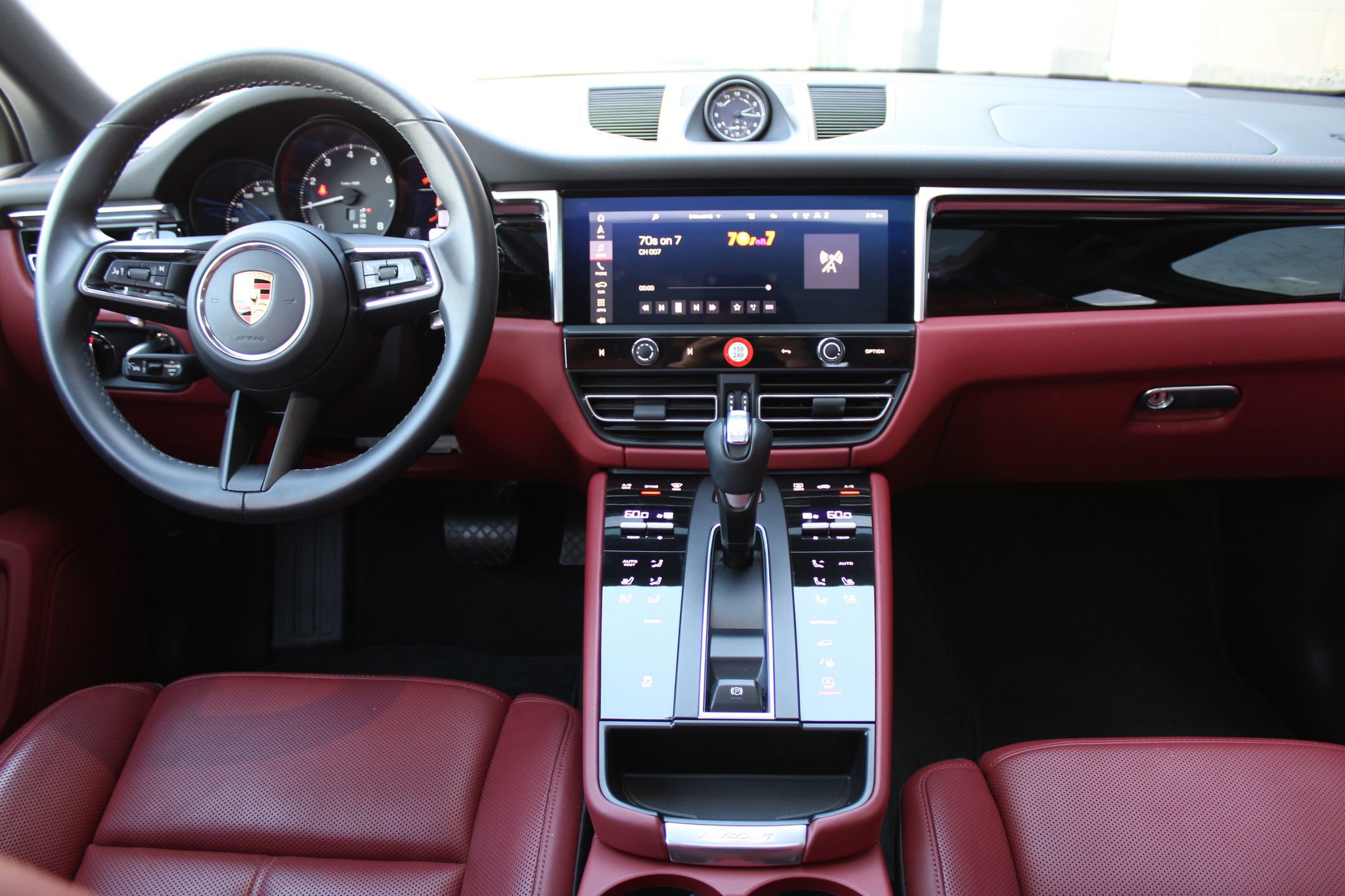 2023 Porsche Macan T photo 21