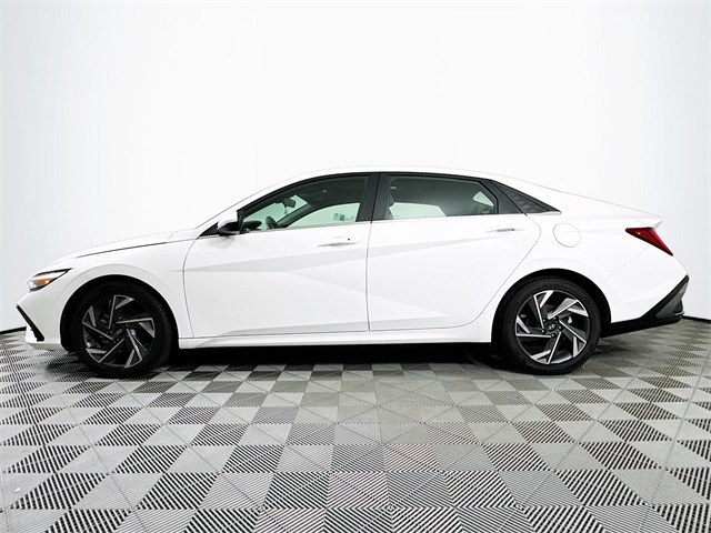 2024 Hyundai Elantra SEL Convenience photo 3