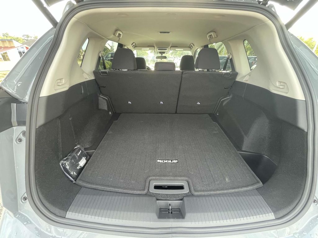 2026 Nissan Rogue SV photo 4