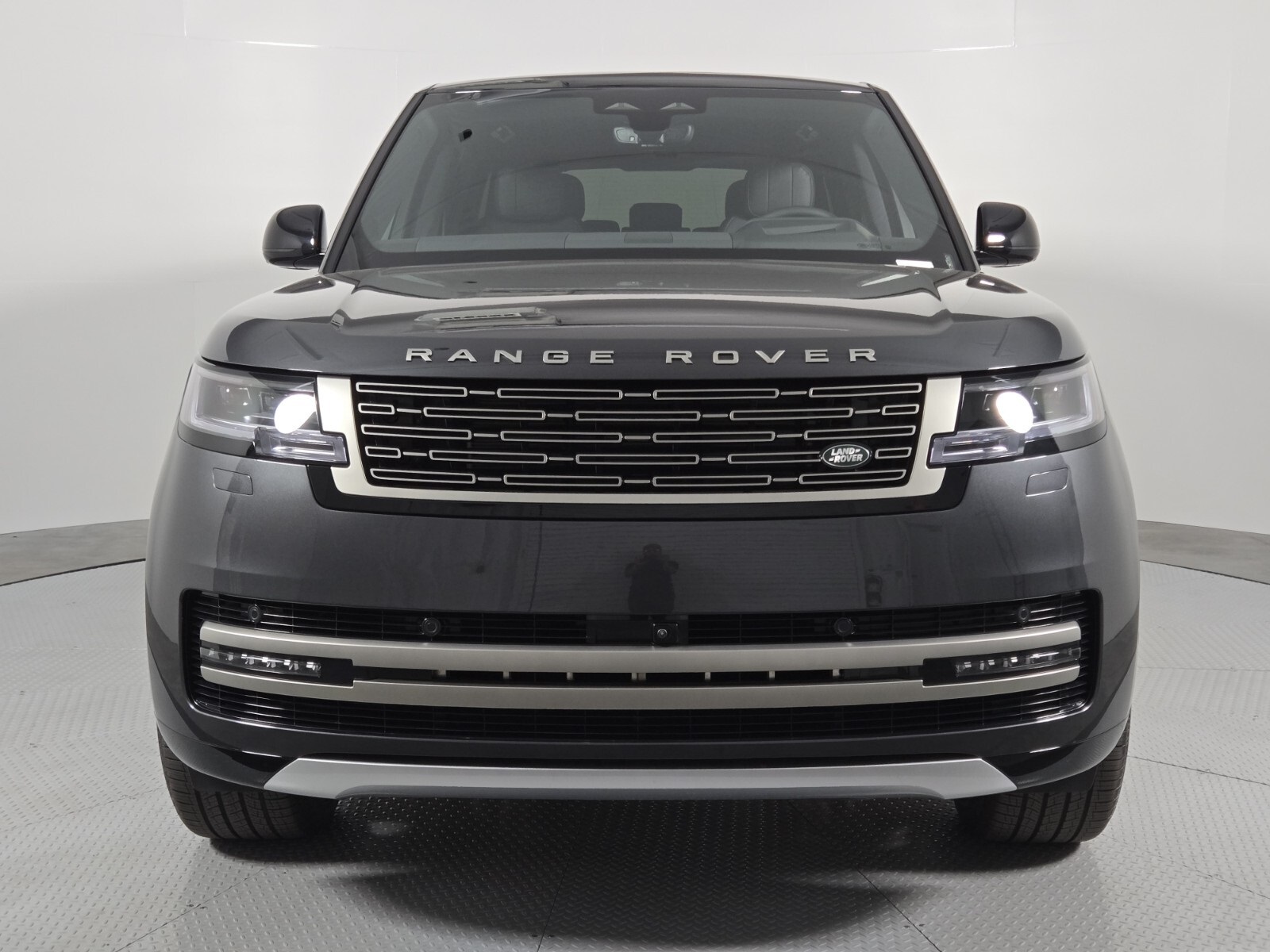 2025 Land Rover Range Rover SE photo 2