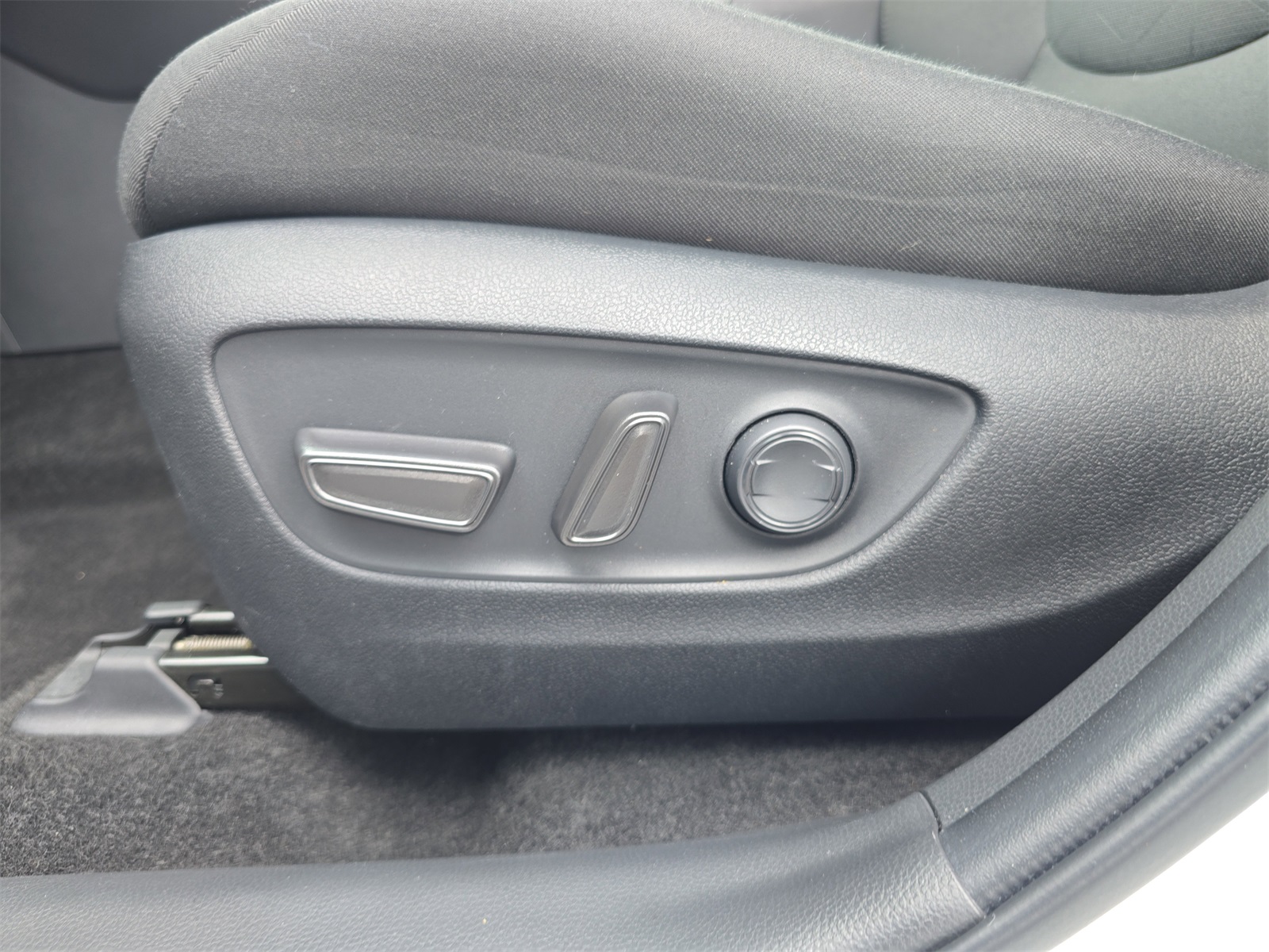 2024 Toyota RAV4 Hybrid XLE photo 15