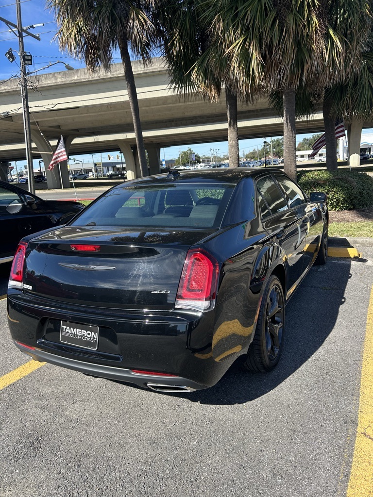 2022 Chrysler 300 Touring photo 3