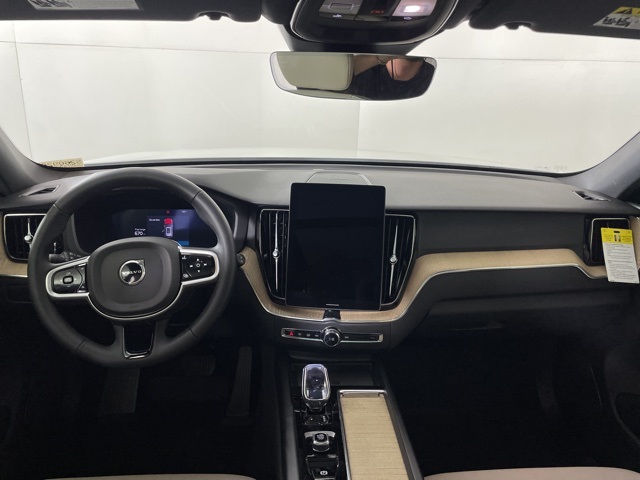 2026 Volvo XC60 Plus photo 35