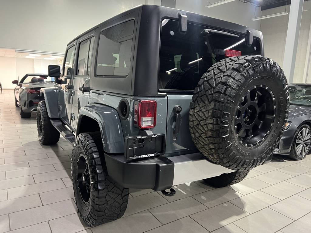 2014 Jeep Wrangler Unlimited Sahara photo 2