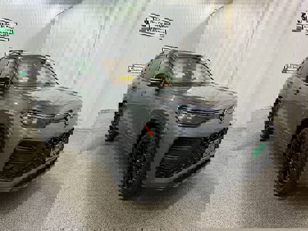 2025 Volkswagen Tiguan SE R-LINE BLACK's photo