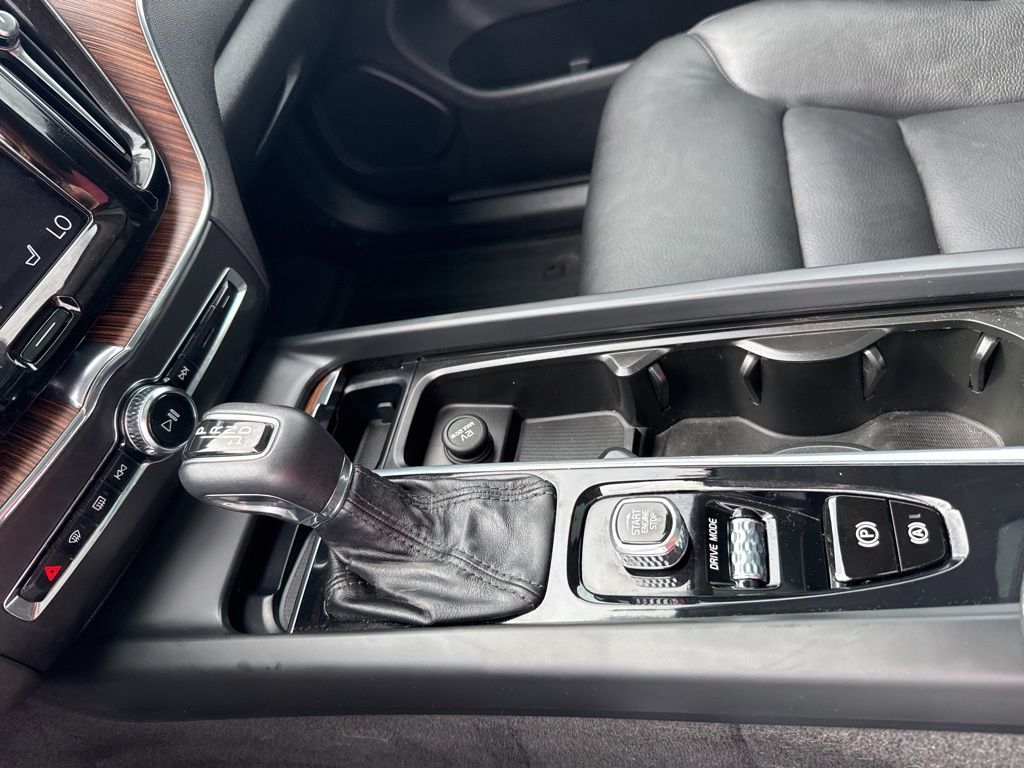 2021 Volvo XC60 T5 Momentum photo 20