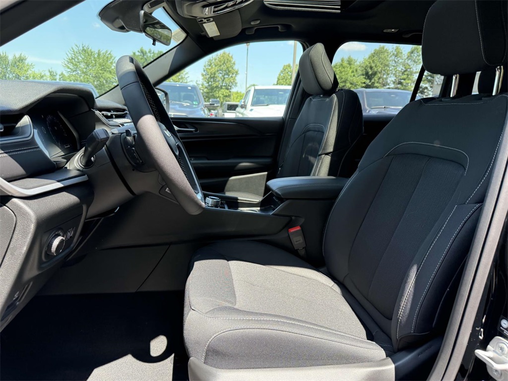 2025 Jeep Grand Cherokee Laredo X photo 14