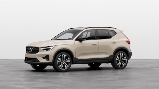 2025 Volvo XC40 B5 Plus Dark Theme