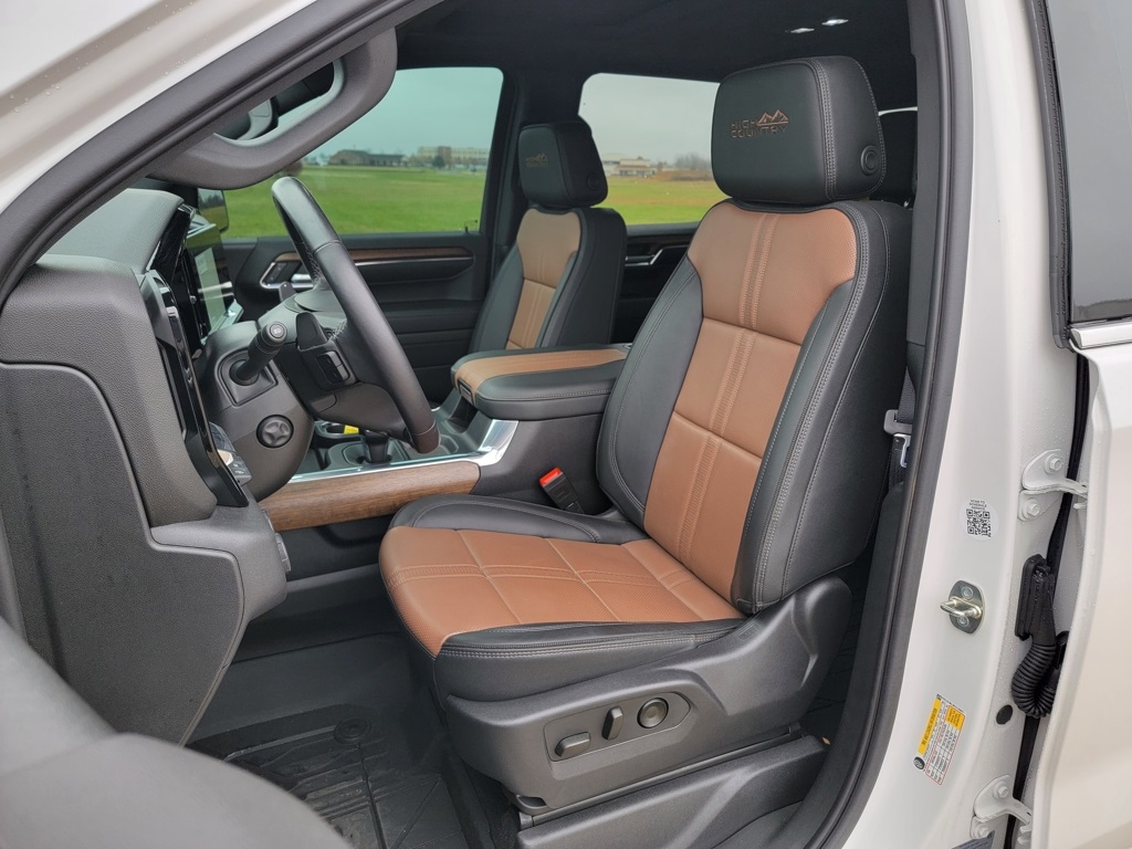 2023 Chevrolet Silverado 1500 High Country photo 2