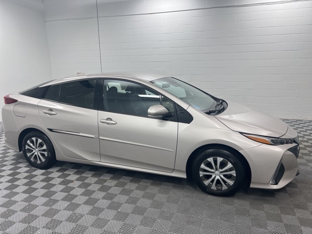 2017 Toyota Prius Prime Plus photo 4