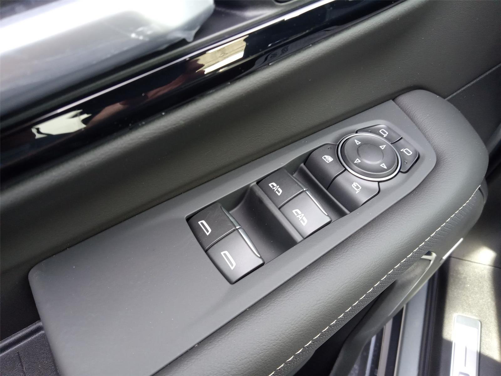 2025 Chevrolet Suburban Premier photo 14