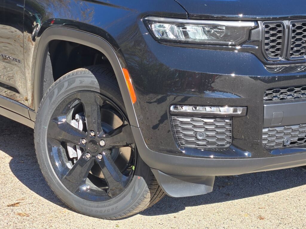 2025 Jeep Grand Cherokee Limited photo 3