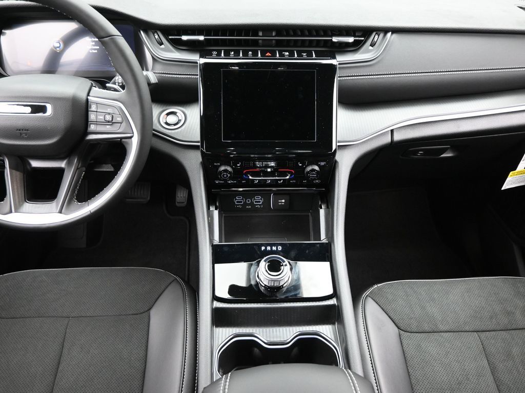 2025 Jeep Grand Cherokee Altitude photo 10