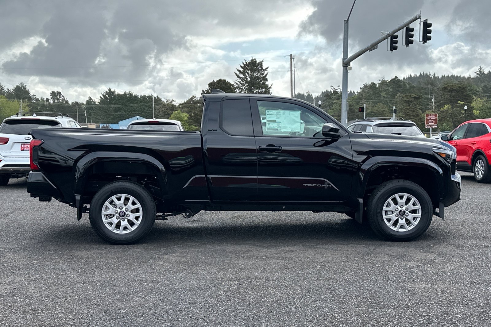 2025 Toyota Tacoma SR5 XtraCab photo 3