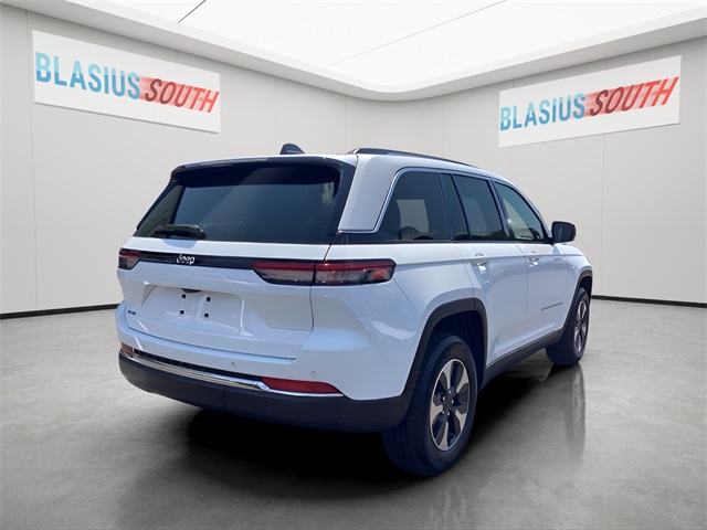 2023 Jeep Cherokee Sport photo 3