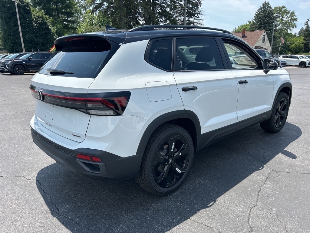 2025 Volkswagen Taos SE photo 4