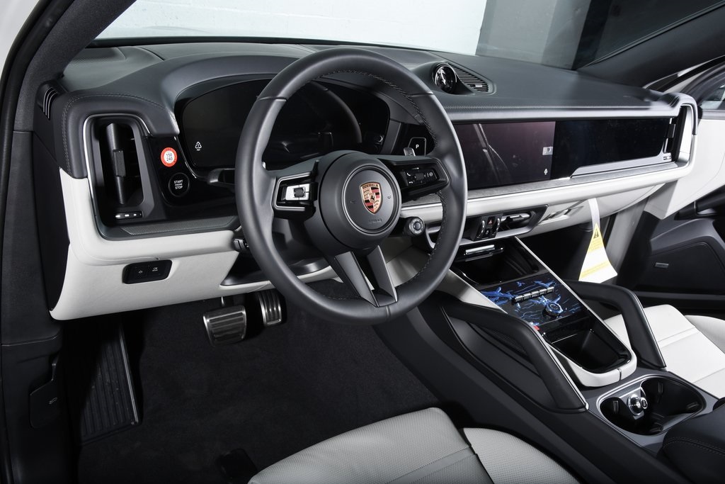 2025 Porsche Cayenne E-Hybrid photo 3