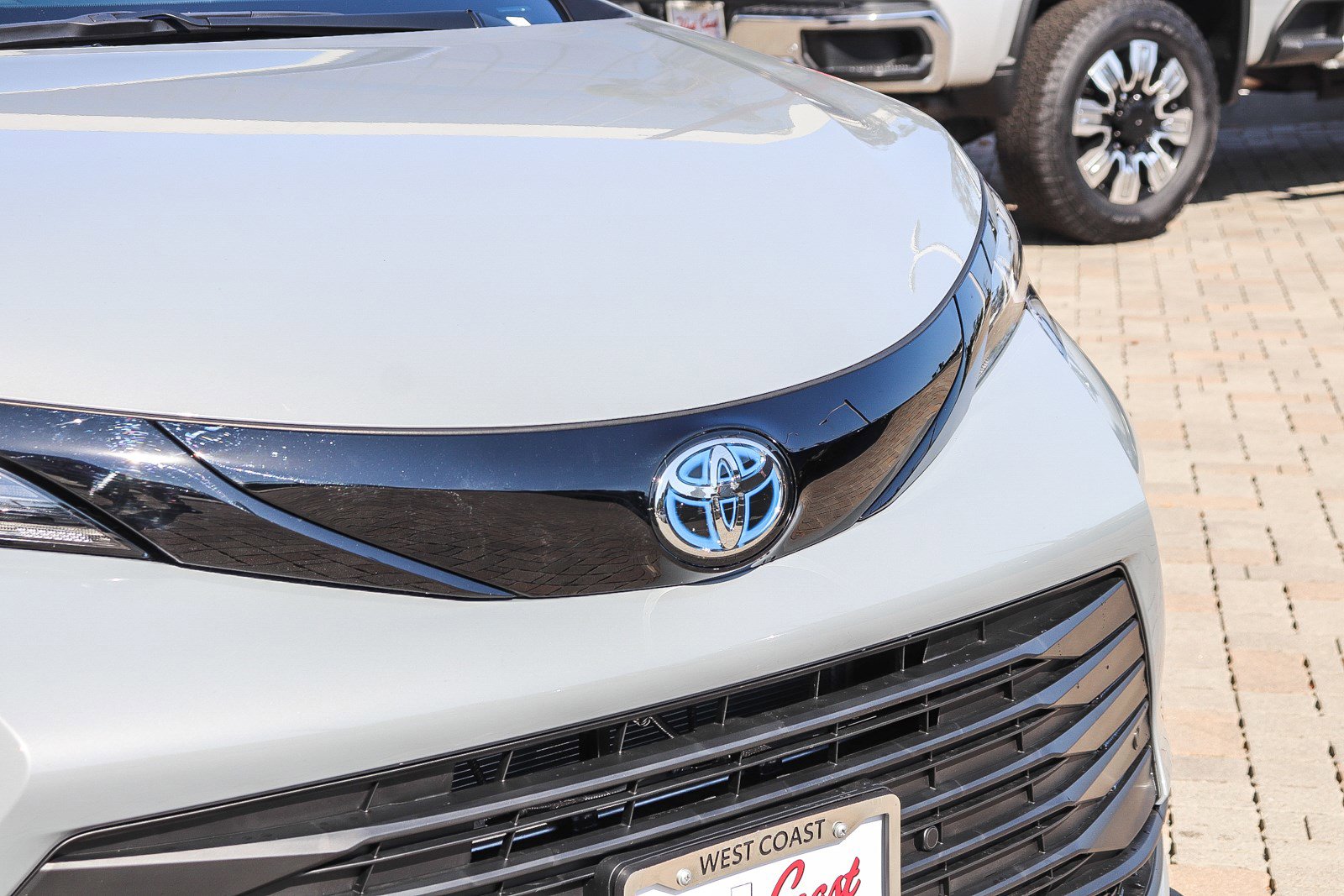 2025 Toyota Sienna Woodland Edition photo 5