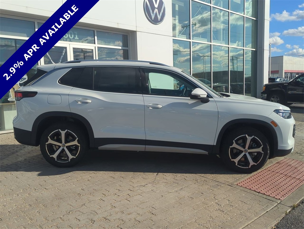 2025 Volkswagen Tiguan SE photo 3